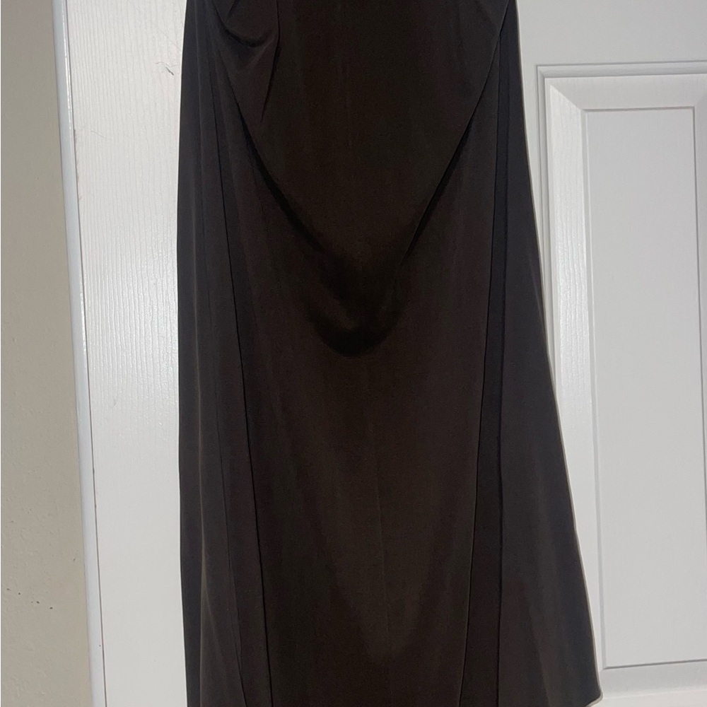 Elegant Brown Sleeveless Dress - Picture 2 of 4